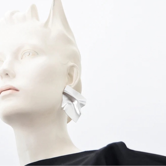 PURSUITS Mobula Earrings (Satin Silver) - Picture 2 of 2